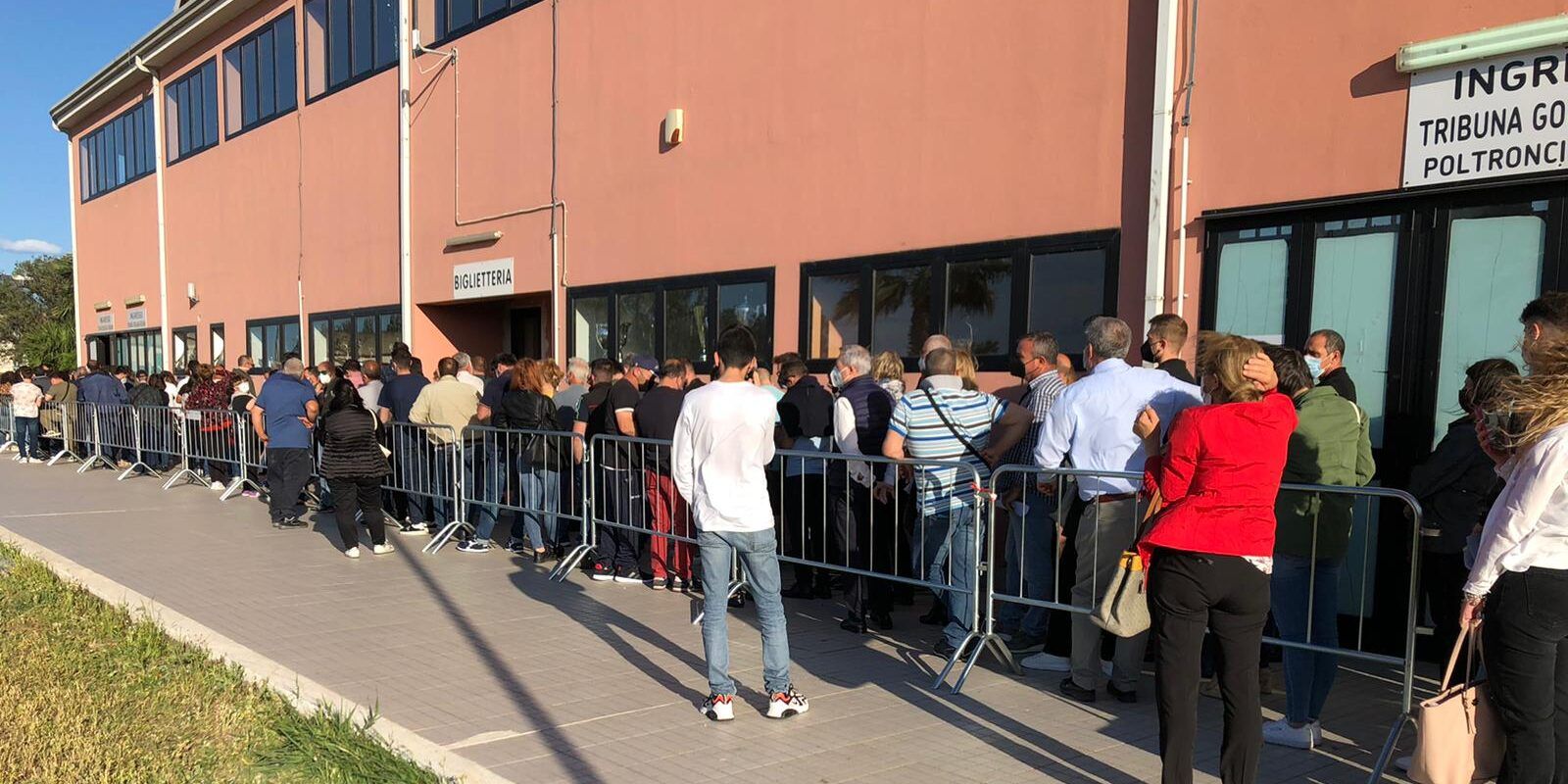 Corigliano Rossano, urla e spintoni contro i volontari dell’hub vaccinale