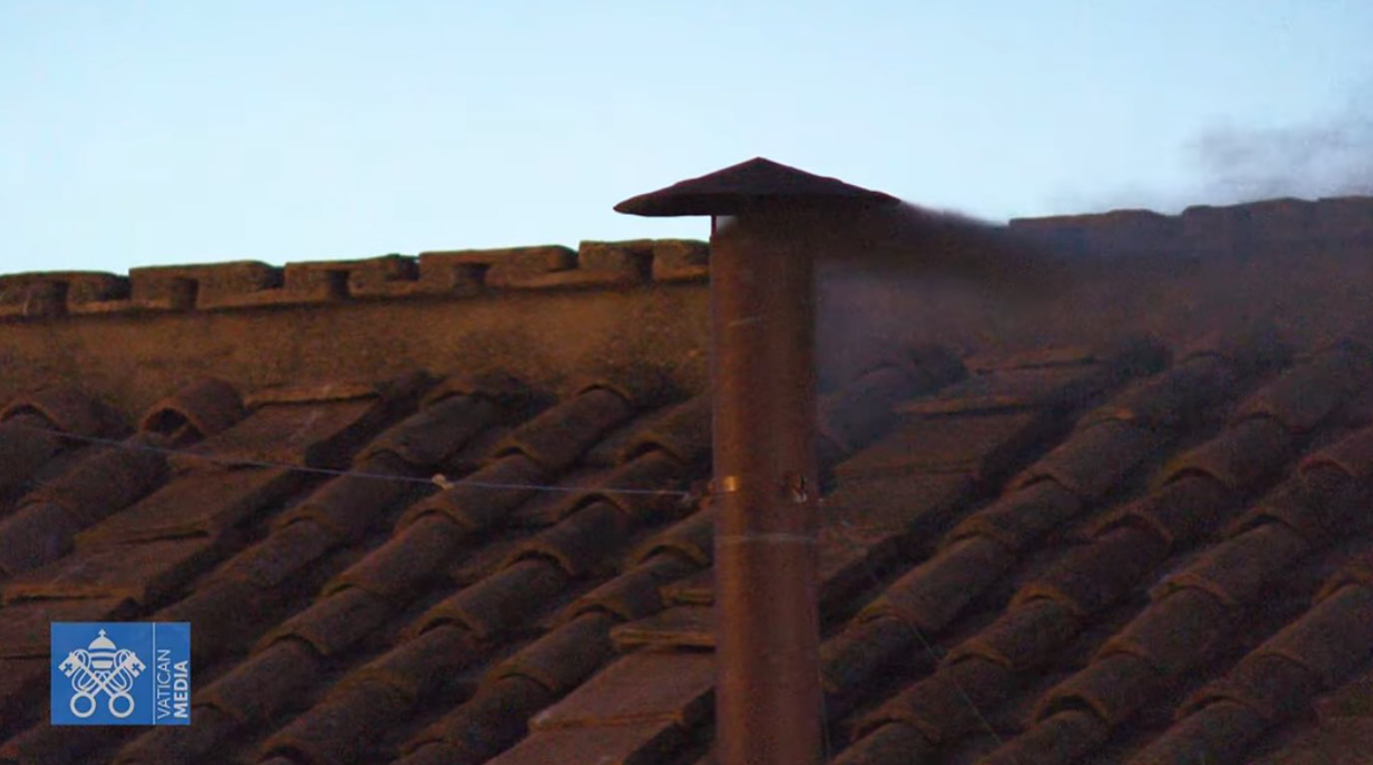 Conclave, la prima fumata è nera