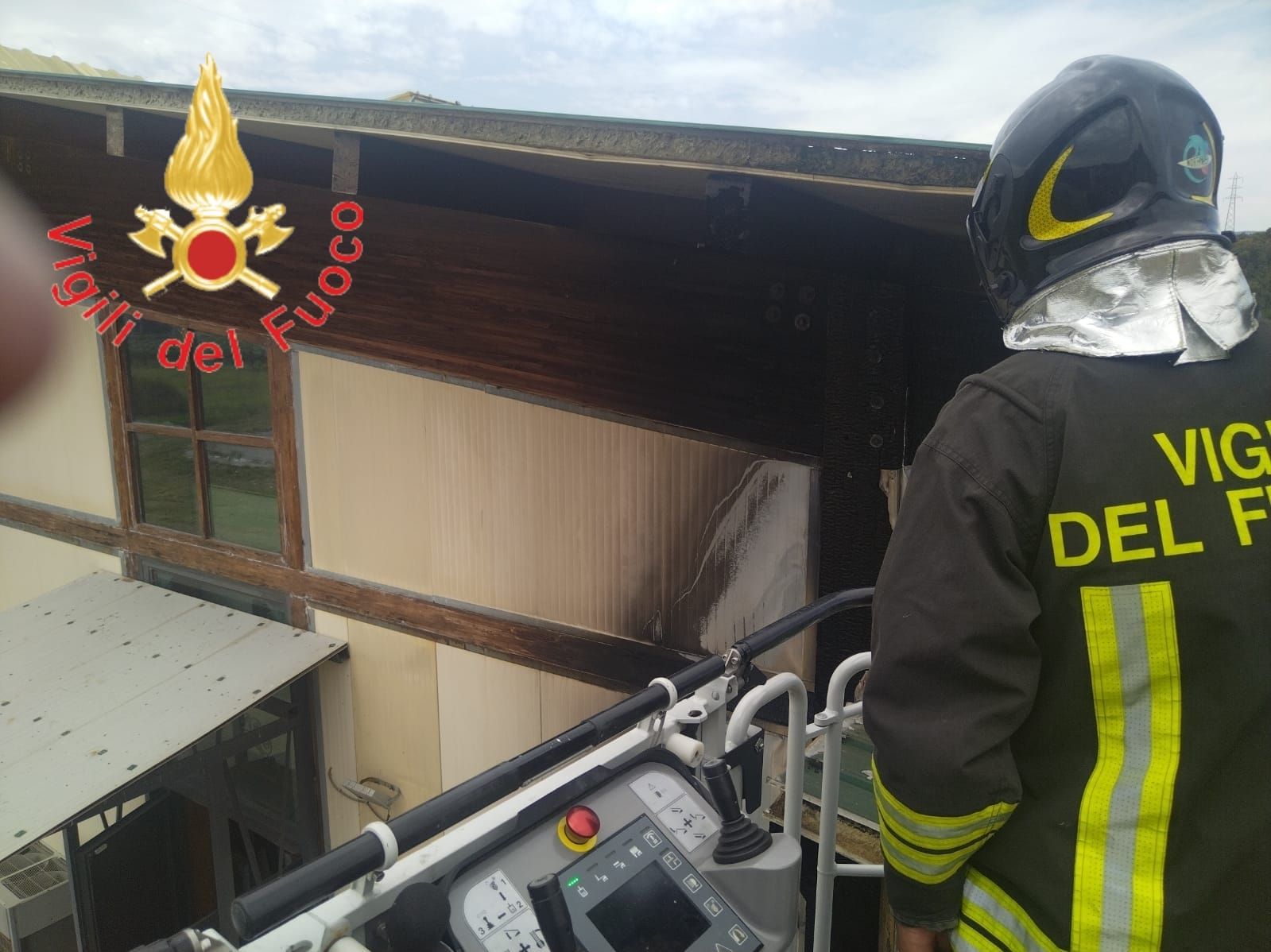 In fiamme un capannone nei pressi del “Due Mari” – FOTO E VIDEO