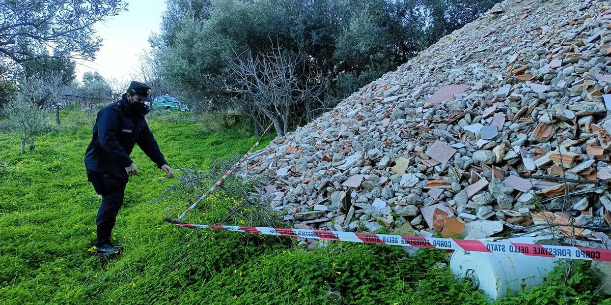 Trebisacce, scoperte 40 tonnellate di rifiuti speciali abbandonati: scattano denunce e sanzioni