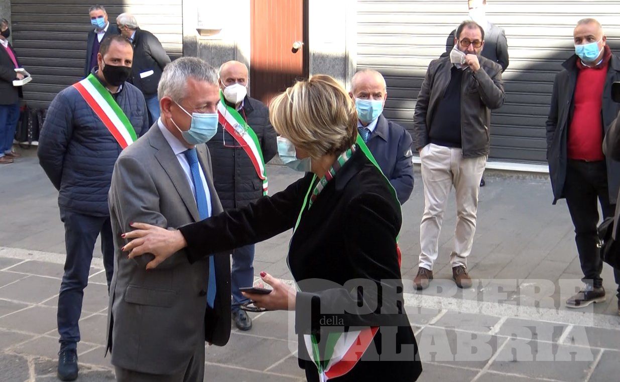 «Non siamo il terzo mondo», la protesta dei sindaci del Vibonese davanti alla prefettura