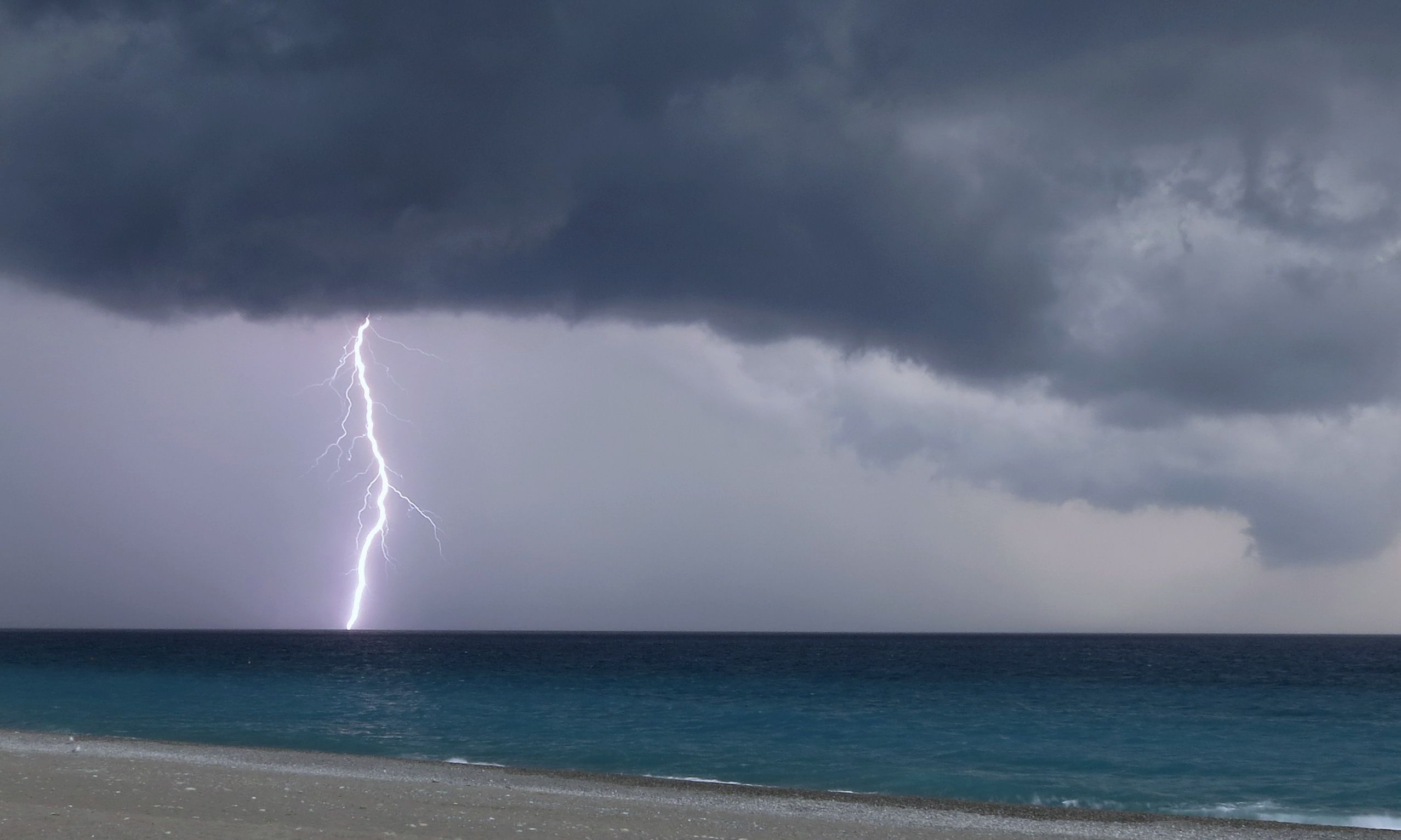 Fulmine si abbatte sulla spiaggia a Soverato, ferito gravemente un 32enne