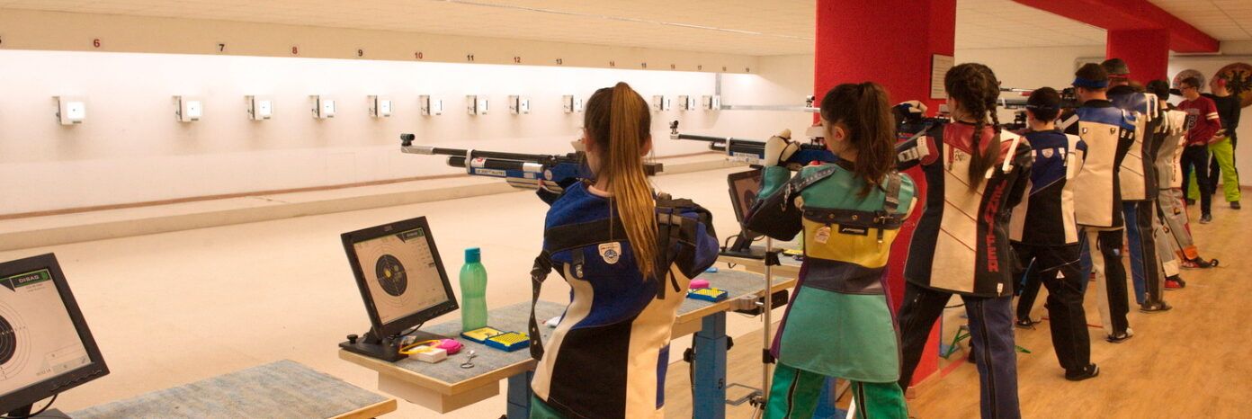 Caso Fazzolari: «Portiamo gli studenti al poligono di tiro». Ma poi smentisce