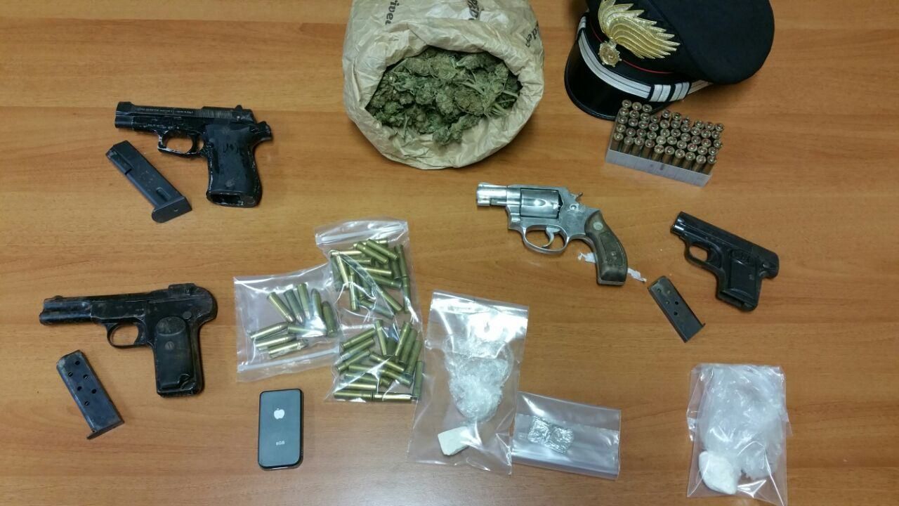 Reggio, sequestrate armi, droga e munizioni