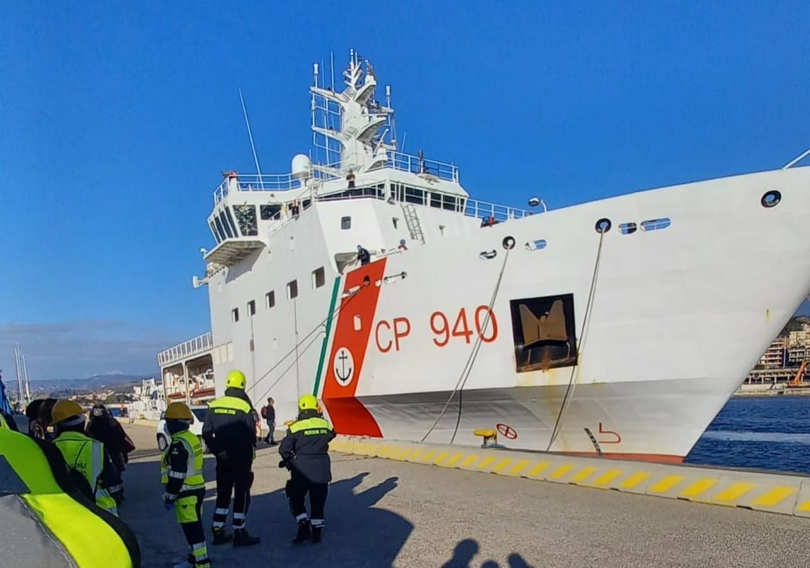 Migranti, a Reggio Calabria la nave Dattilo con 589 persone a bordo – VIDEO
