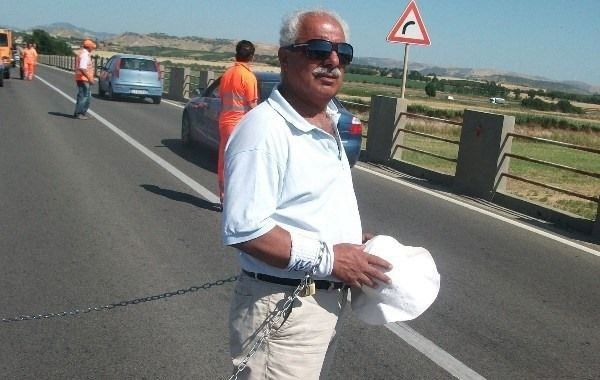 Attivista chiuso in gabbia alla Cittadella, nuova protesta per la 106