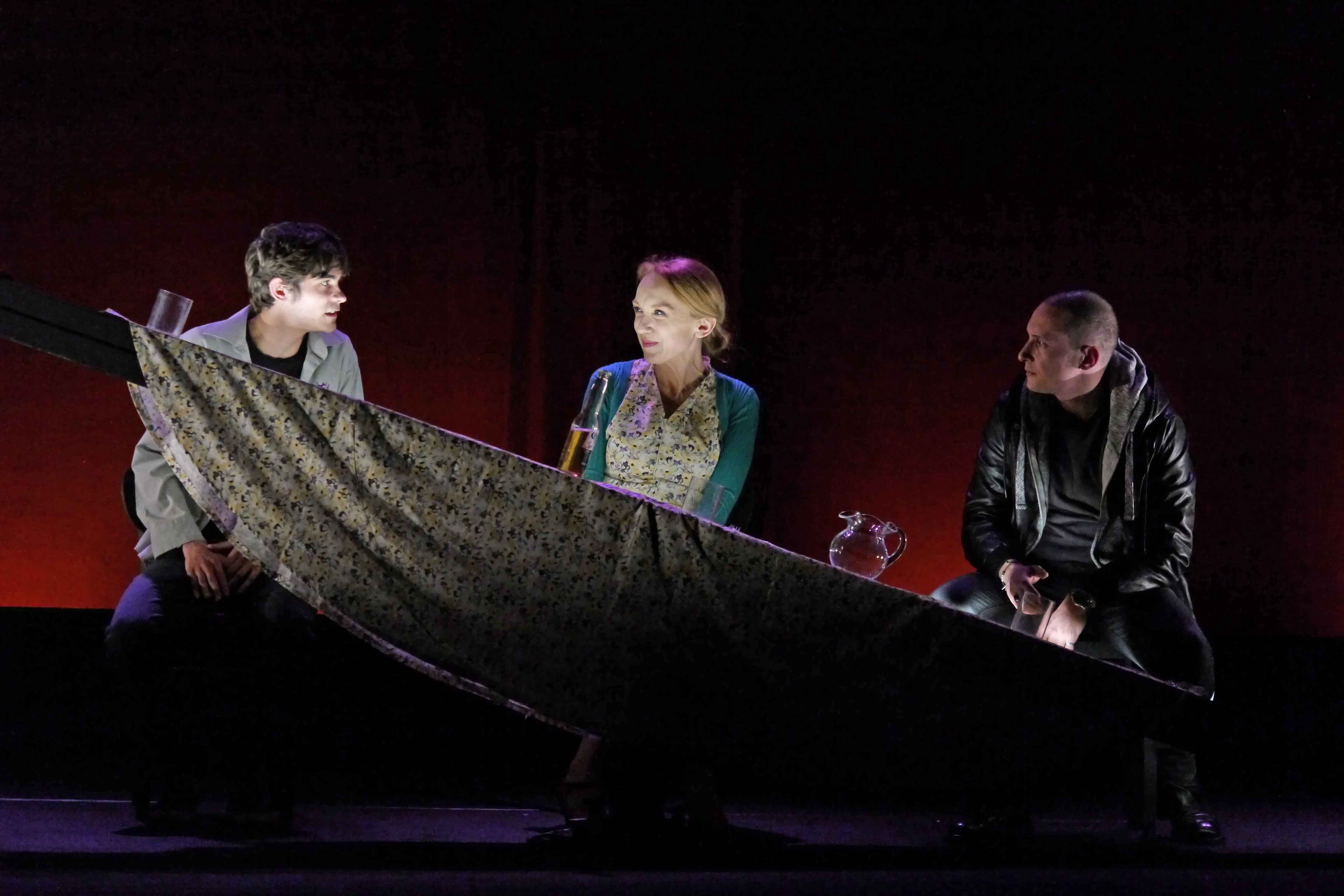 "Per il tuo bene", chiaroscuri (più scuri) familiari in scena