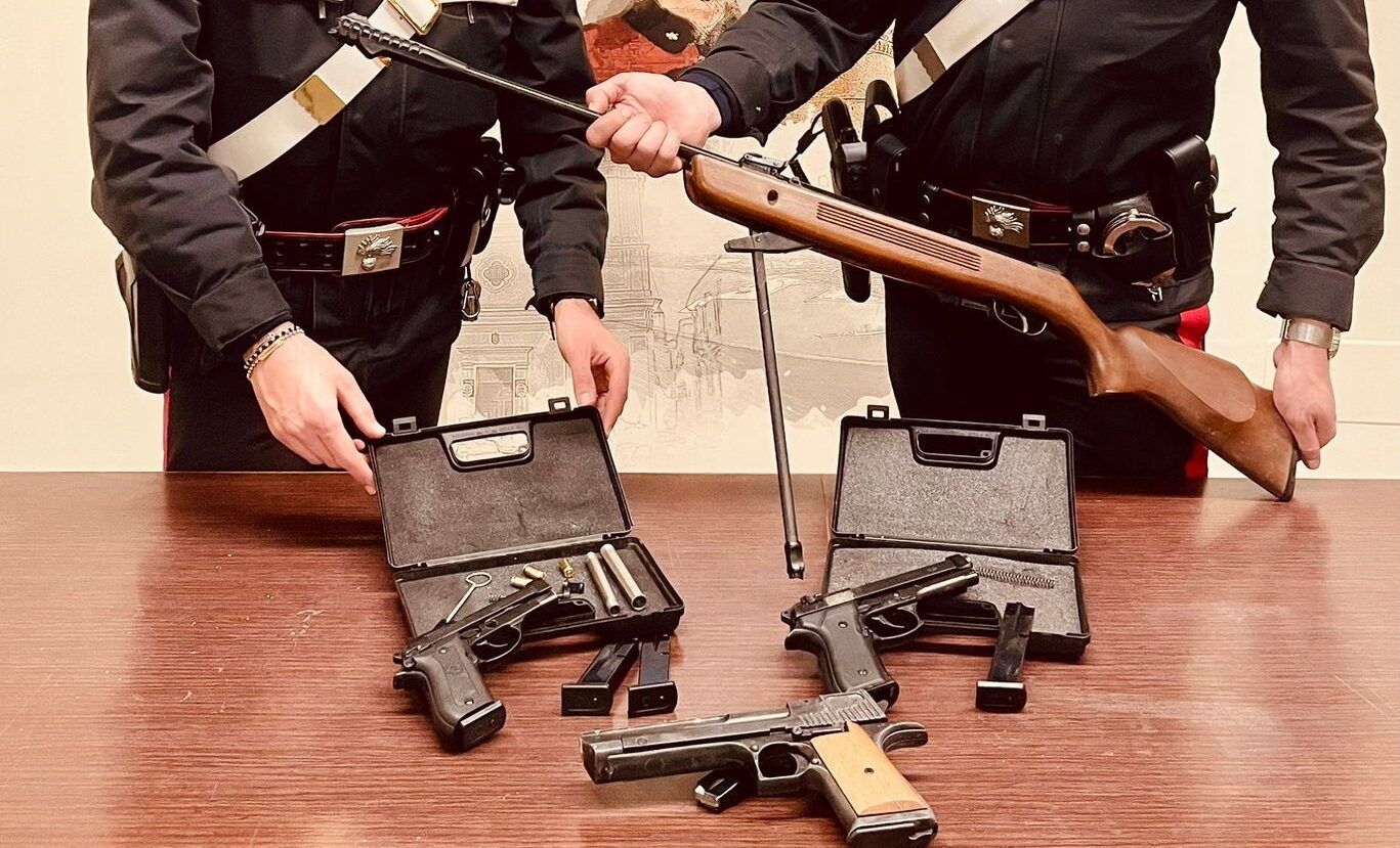 Era ai domiciliari e nascondeva in casa armi e munizioni, 54enne trasferito in carcere a Crotone