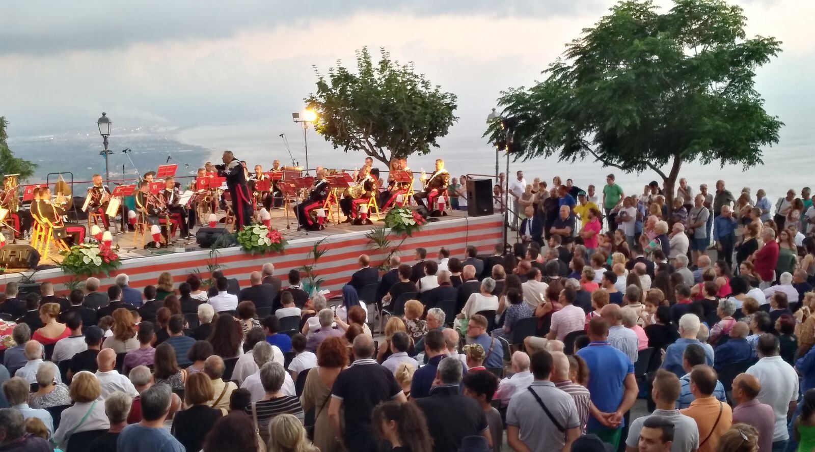 Nicotera, la fanfara dei carabinieri nella piazza della sposa in elicottero