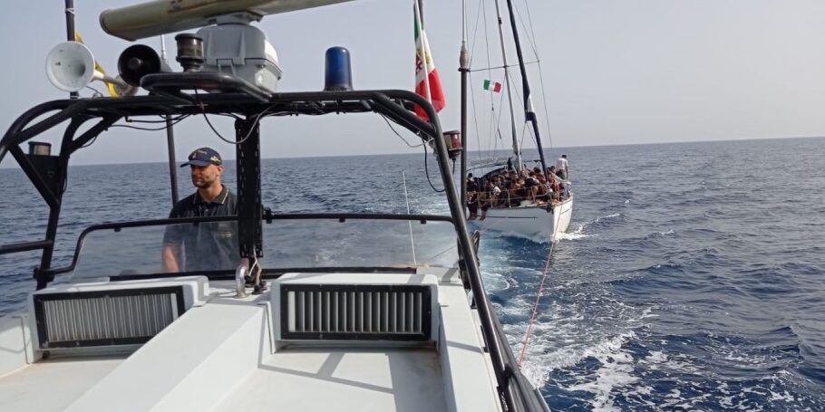 Migranti, intercettate due imbarcazioni nel Crotonese: a bordo 180 persone
