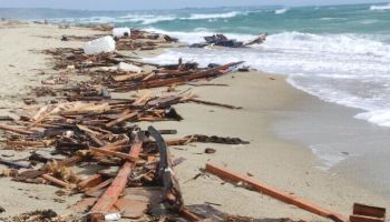 Il ricordo “negato” di Cutro diventa un caso nazionale. Il preside rassicura: «L’evento si farà»