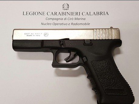 Ubriaco minaccia il barista con una scacciacani