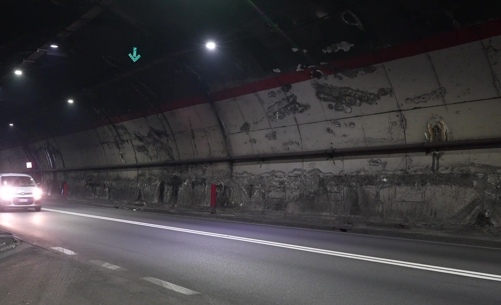 Cede il calcestruzzo nella galleria della Limina, il tratto riapre ma cresce la paura