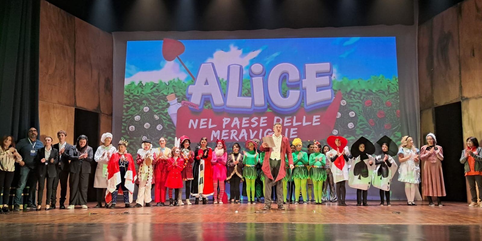 Catanzaro, “Alice nel Paese delle Meraviglie” incanta il “Comunale”