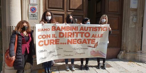 Reggio, sciopero della fame per le mamme di 13 bimbi autistici