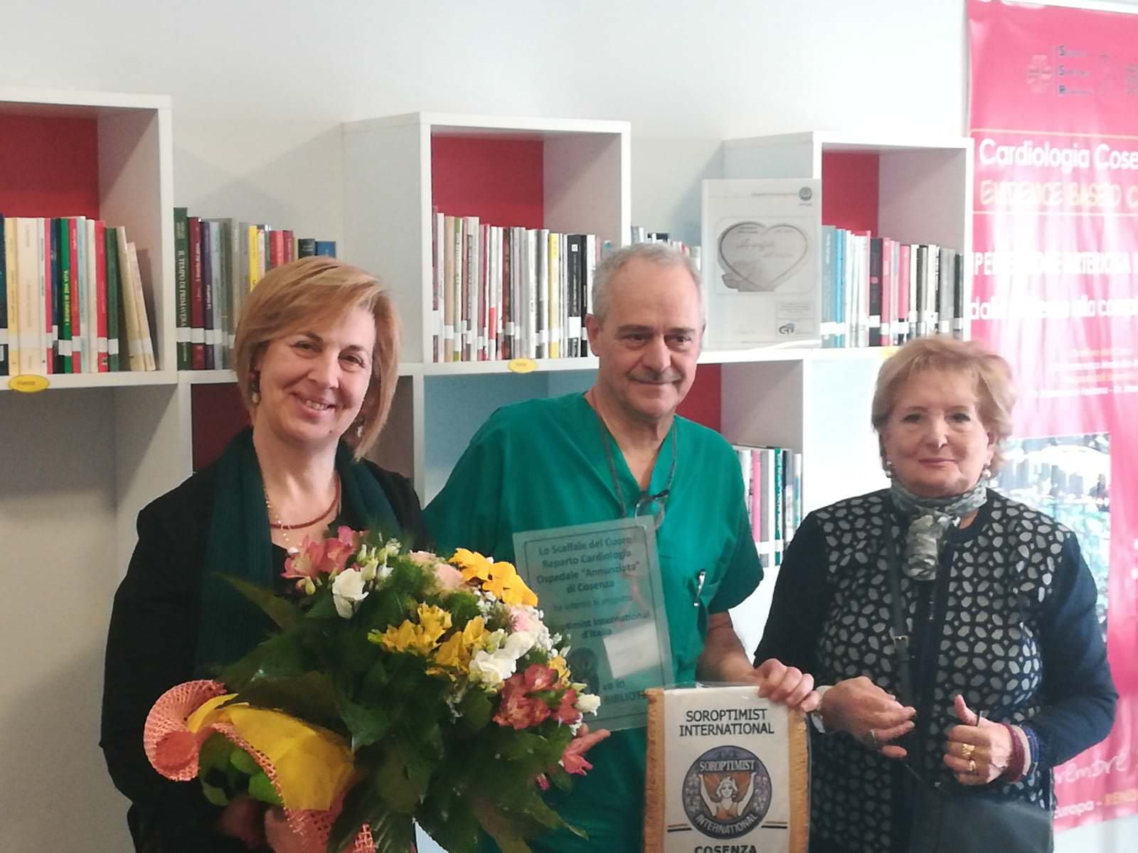 Cosenza, uno scaffale di libri per il reparto di Cardiologia