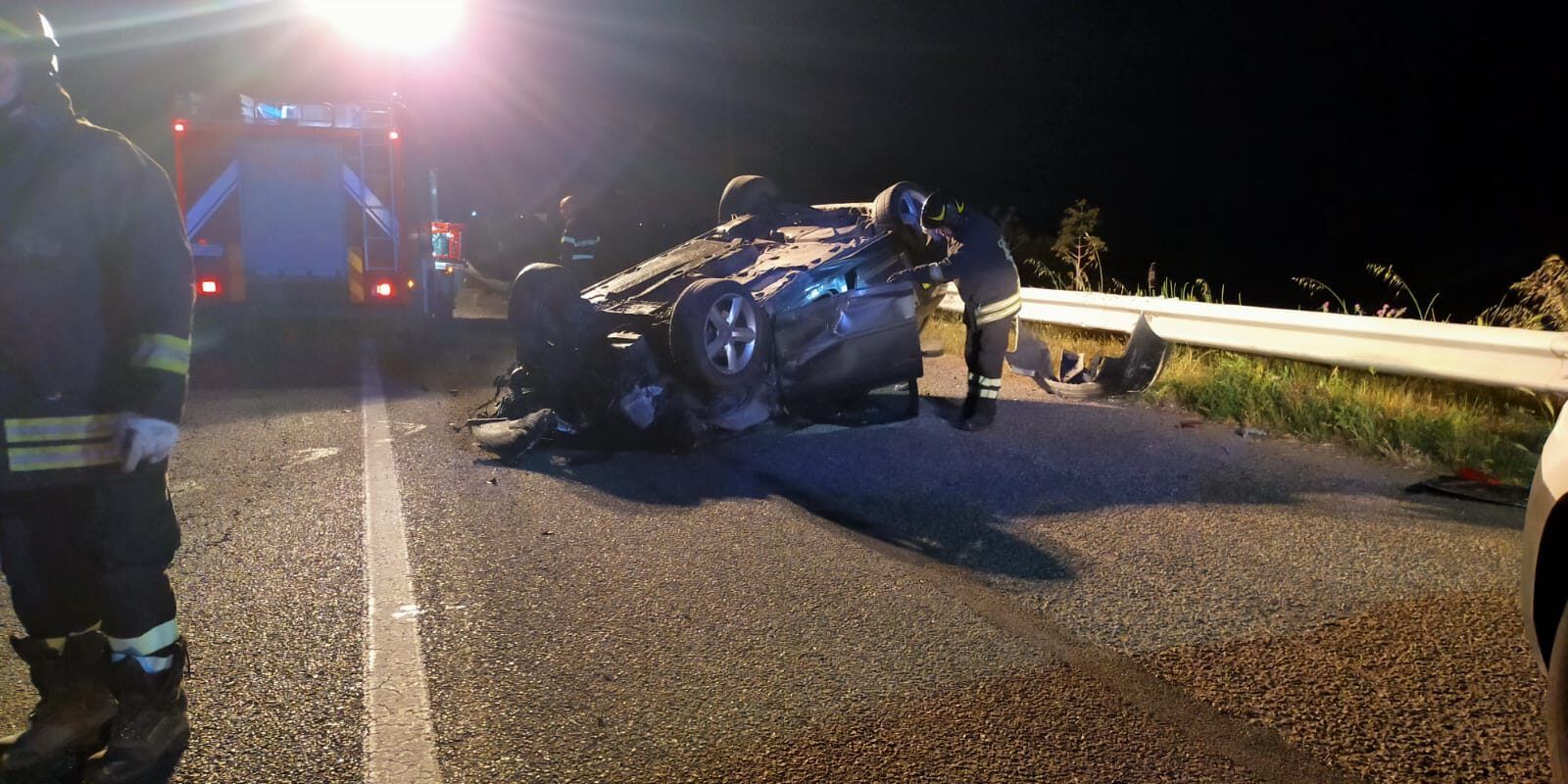 Rossano, auto si ribalta sulla 106: ferito il conducente