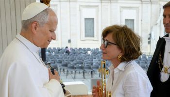 Papa Leone XIV benedice l’opera realizzata dall’artistico di San Giovanni in Fiore insieme a Michele Affidato