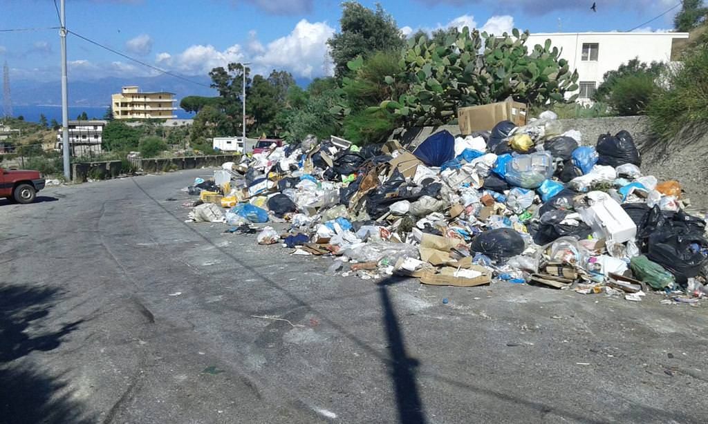 Reggio, in strada 4mila tonnellate di rifiuti. «Il governo mandi l'esercito»