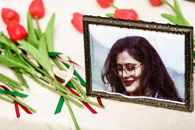 Iran, celebrità e attivisti arrestati per aver ricordato Mahsa Amini