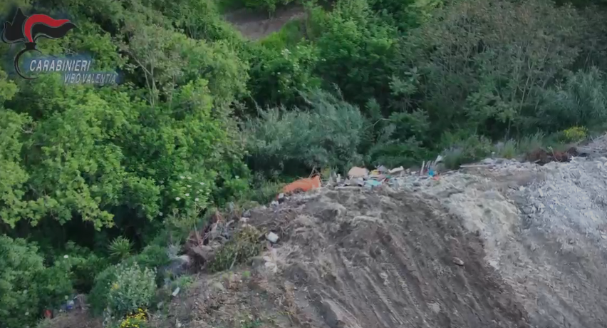 Scoperta discarica abusiva nel Vibonese, i rifiuti rischiavano di cadere nel torrente – VIDEO