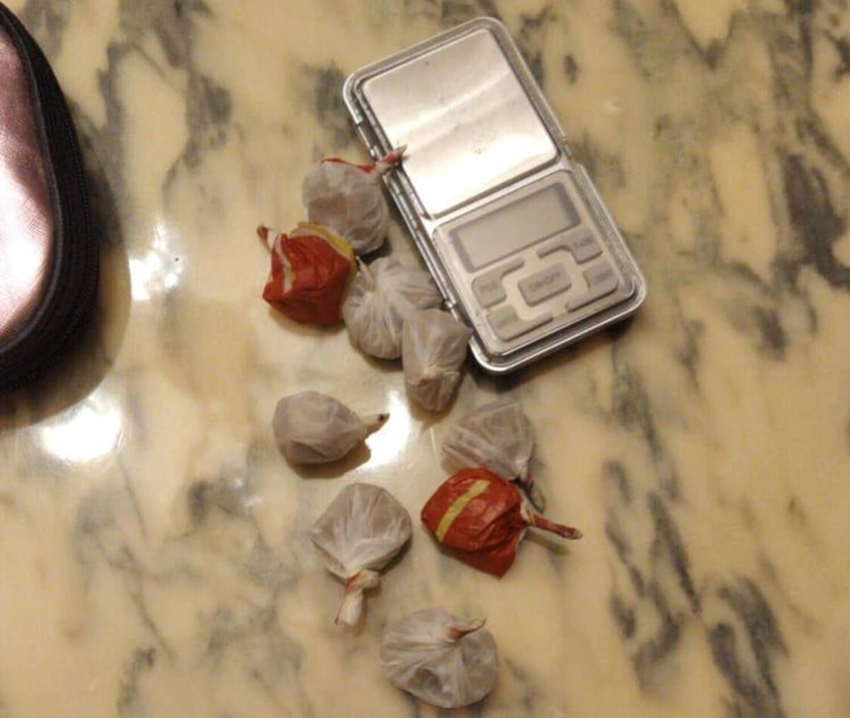 Con l'eroina a casa, arrestata per spaccio 23enne a Cassano