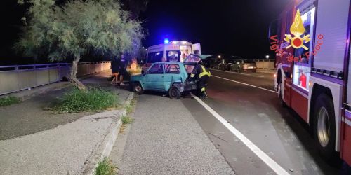 Scontro tra due auto sulla statale 18: due feriti