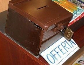 Ruba le offerte della Chiesa