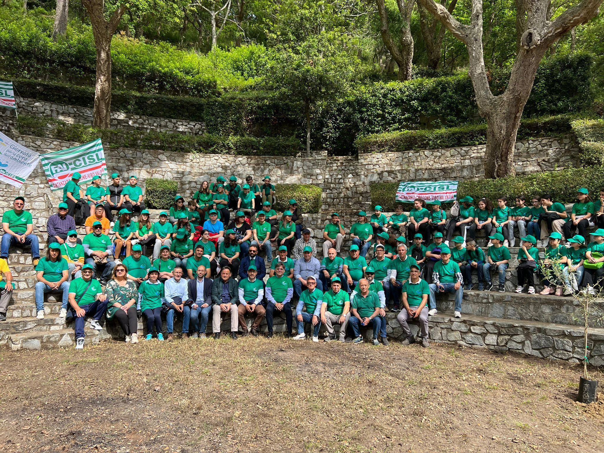 Gli alunni puliscono la pineta di Siano per la “Giornata mondiale dell’Ambiente”