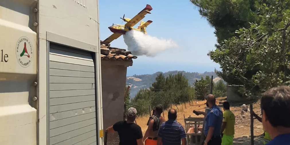 Albidona nella morsa del fuoco da due giorni, evacuati due anziani