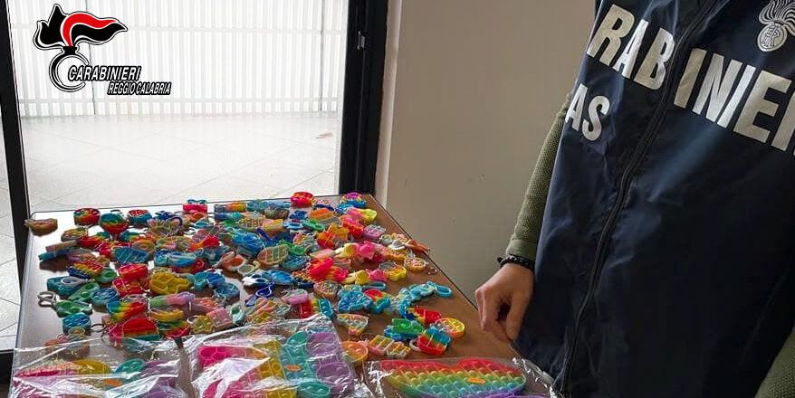 Reggio Calabria, i Nas sequestrano 150 giocattoli “popit” in un negozio cinese