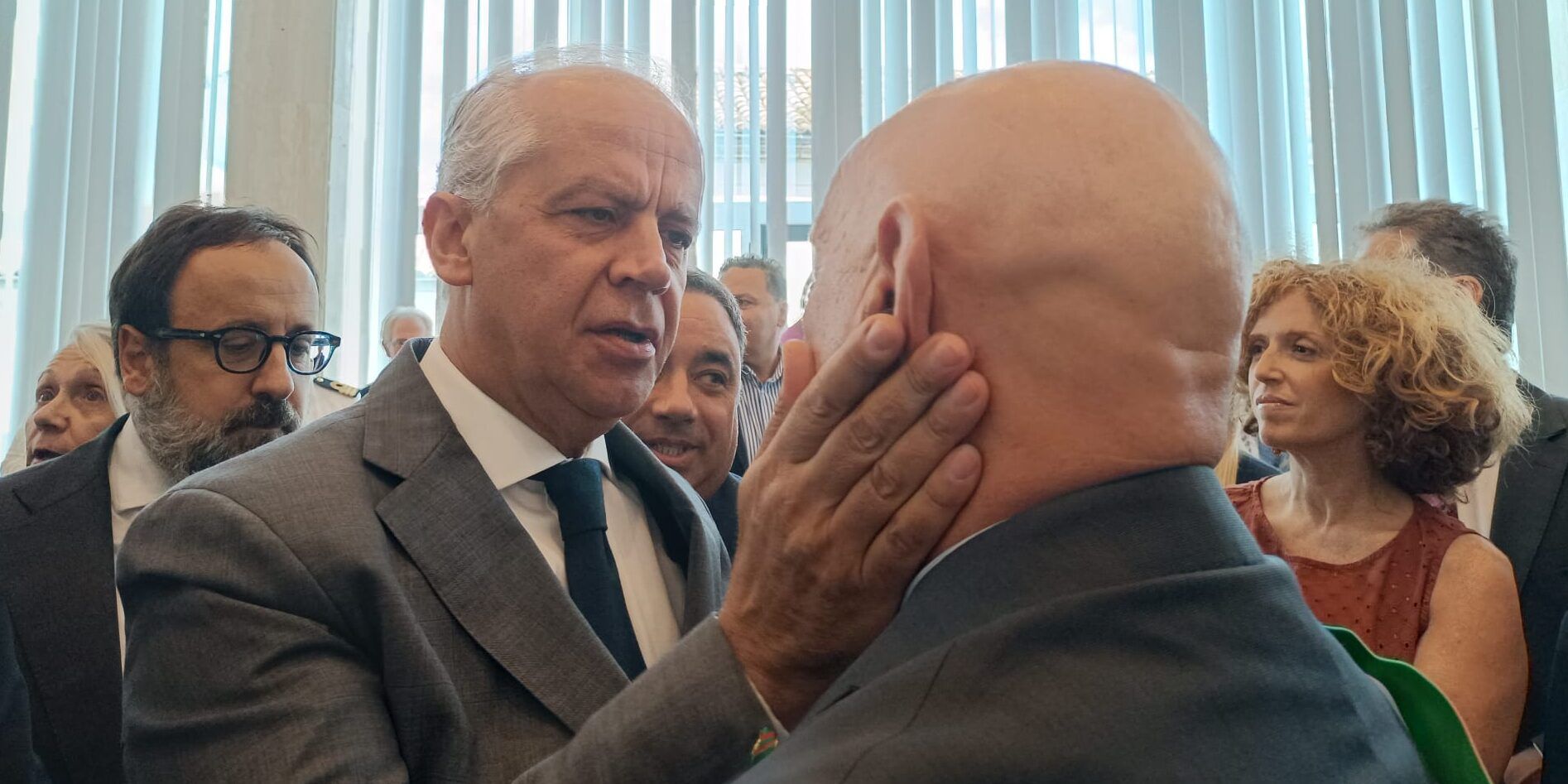 La carezza di Piantedosi al sindaco di Cutro Ceraso. «Per lui un saluto speciale»