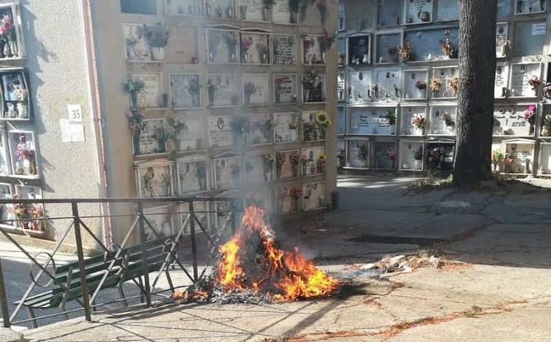Rogo di cassonetti al cimitero di Reggio Calabria