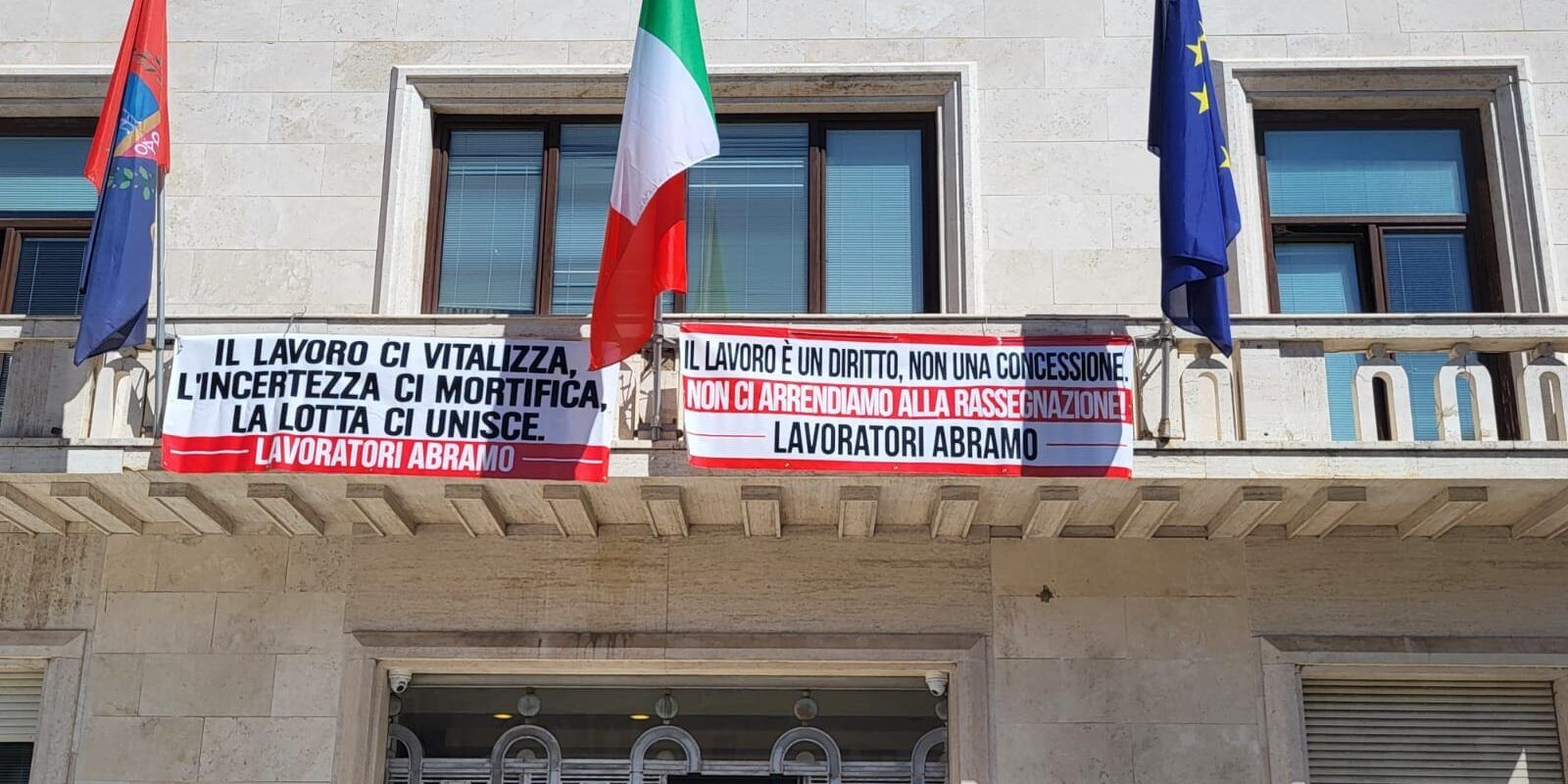 I dipendenti di Abramo Costumer Care occupano l’aula del Consiglio comunale di Crotone