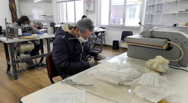 Da materassi a mascherine, così le imprese cambiano per battere il virus