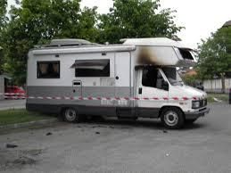 Appicca il fuoco a un camper, arrestato 31enne