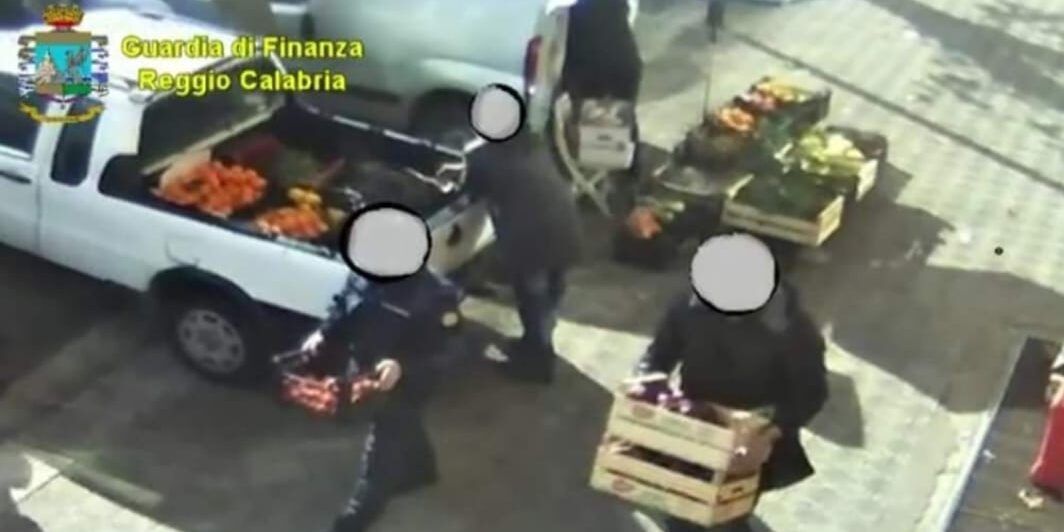 Il racconto dell’ambulante: «Alla vigilessa non piacciono i “cardellini”. Ho paura per i miei figli»