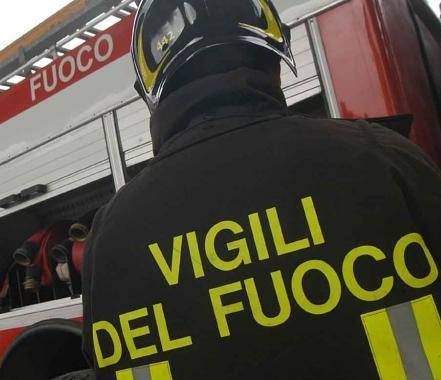 A3, rallentamenti a causa di un'auto in fiamme