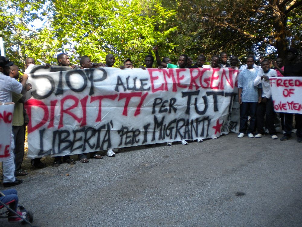 Rogliano, manifestazione al centro di accoglienza della rete antirazzista
