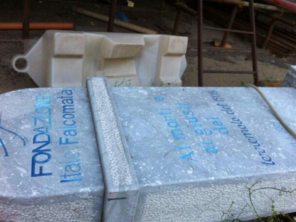 Falcomatà, la stele divelta e abbandonata