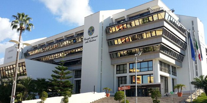 Piano casa, sanità privata, assunzione di medici non specializzati e “omnibus”: la maggioranza fa “bottino pieno”