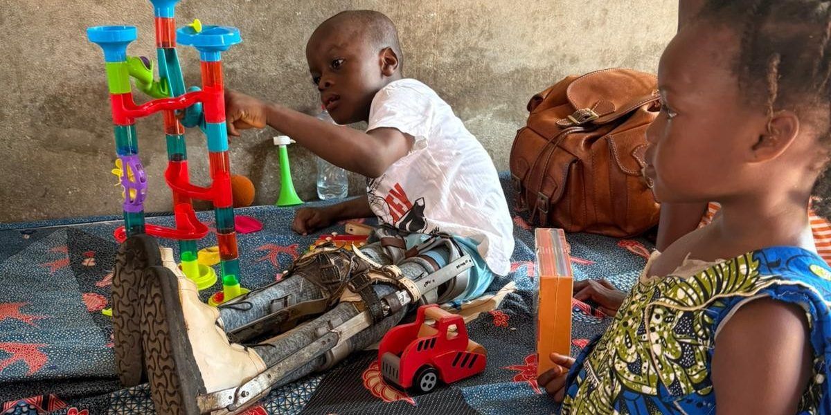 ll sorriso che divide cioccolato e giochi: la lezione di fraternità di un “piccolo grande uomo”