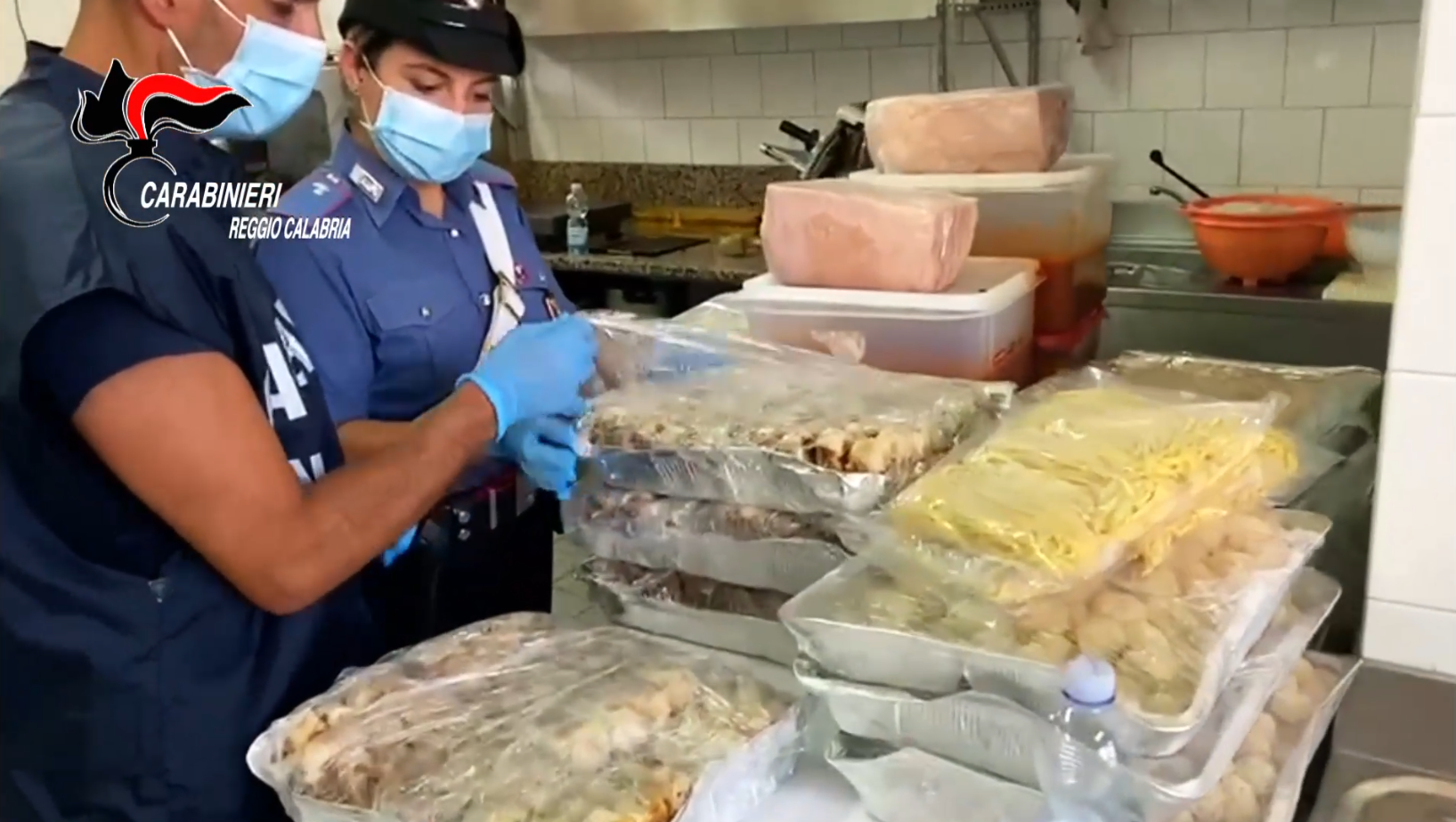 «Mettevano a rischio la salute dei clienti». Sequestrata oltre una tonnellata di pesce a Scilla – VIDEO