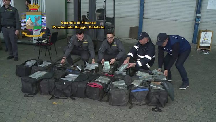 Sequestro di coca da 90 milioni in un container nel porto di Gioia – VIDEO