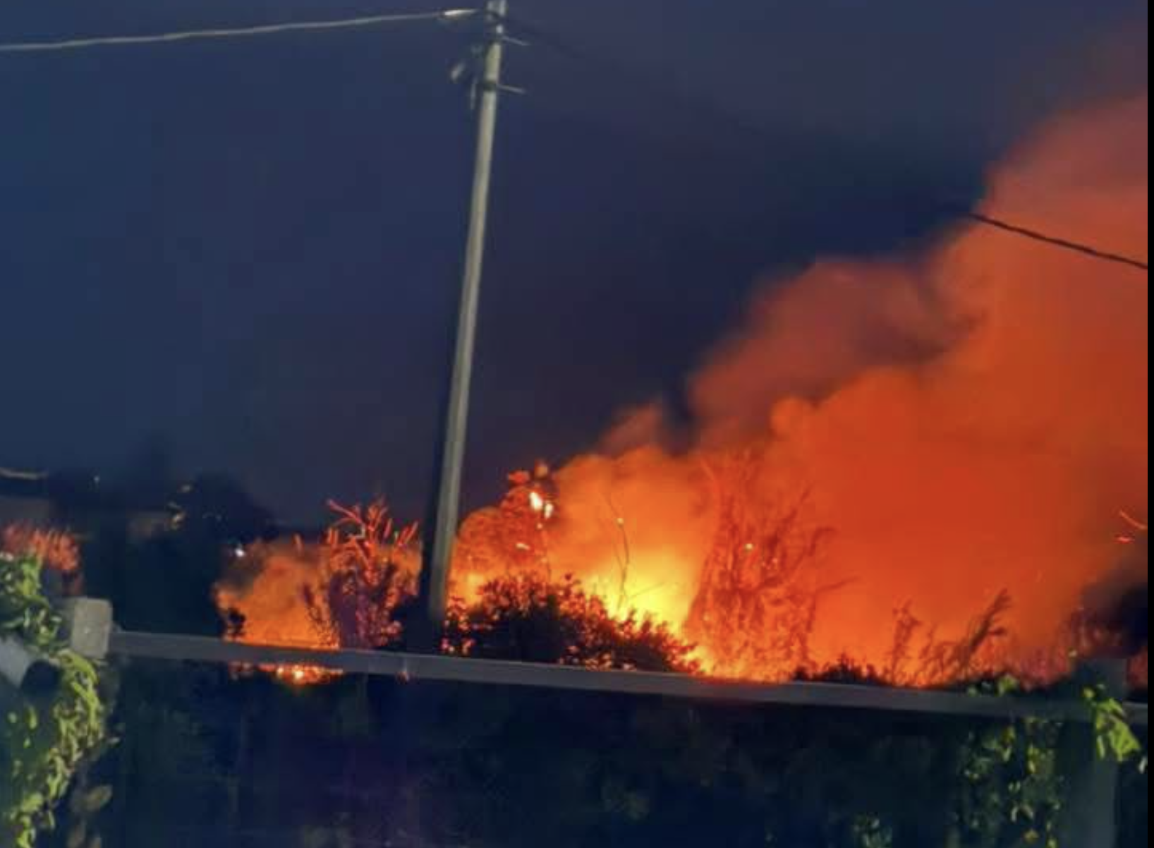 Incendio distrugge l’insediamento dei braccianti a Corigliano-Rossano: un ferito grave