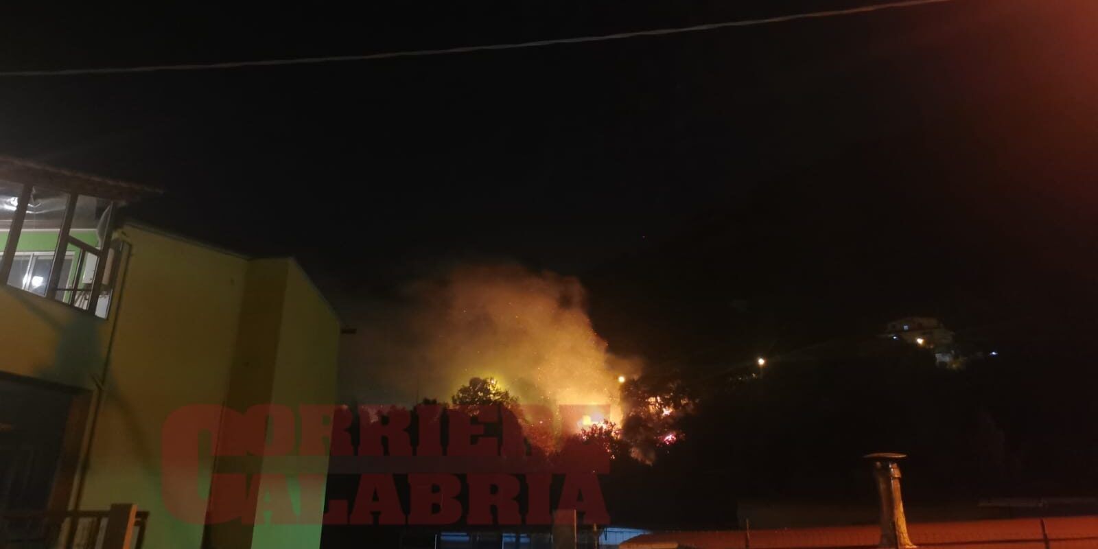 Incendio a Lamezia, vegetazione in fiamme a Caronte – VIDEO
