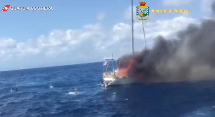 Strage del barcone dei migranti a Crotone, indagati i “finanzieri-eroi”