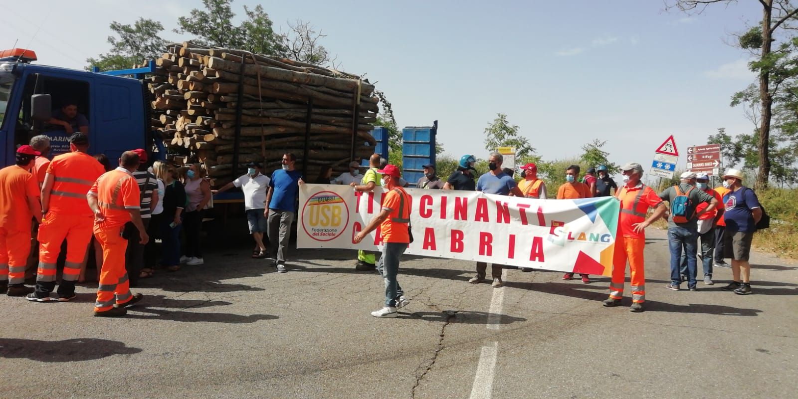 Spezzano Sila, i tirocinanti bloccano la statale Silana-Crotonese
