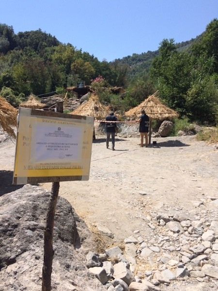 Devia il corso di un fiume e crea una piscina abusiva, denunciato