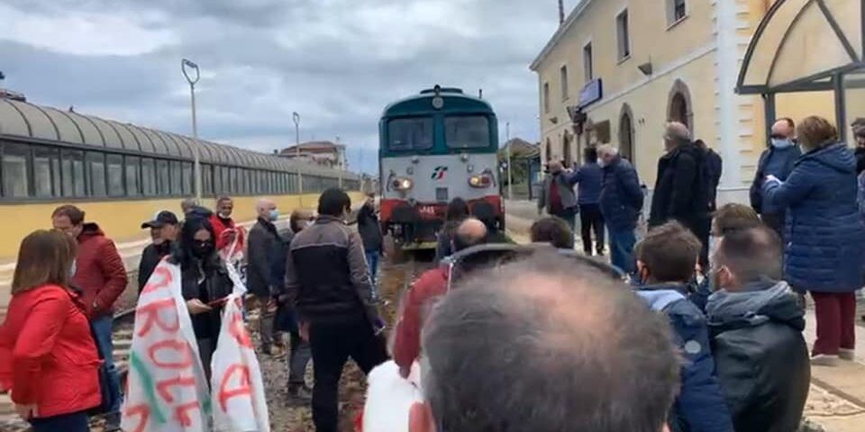 Occupati i binari della ferrovia jonica: «Riaprire l’ospedale di Cariati»